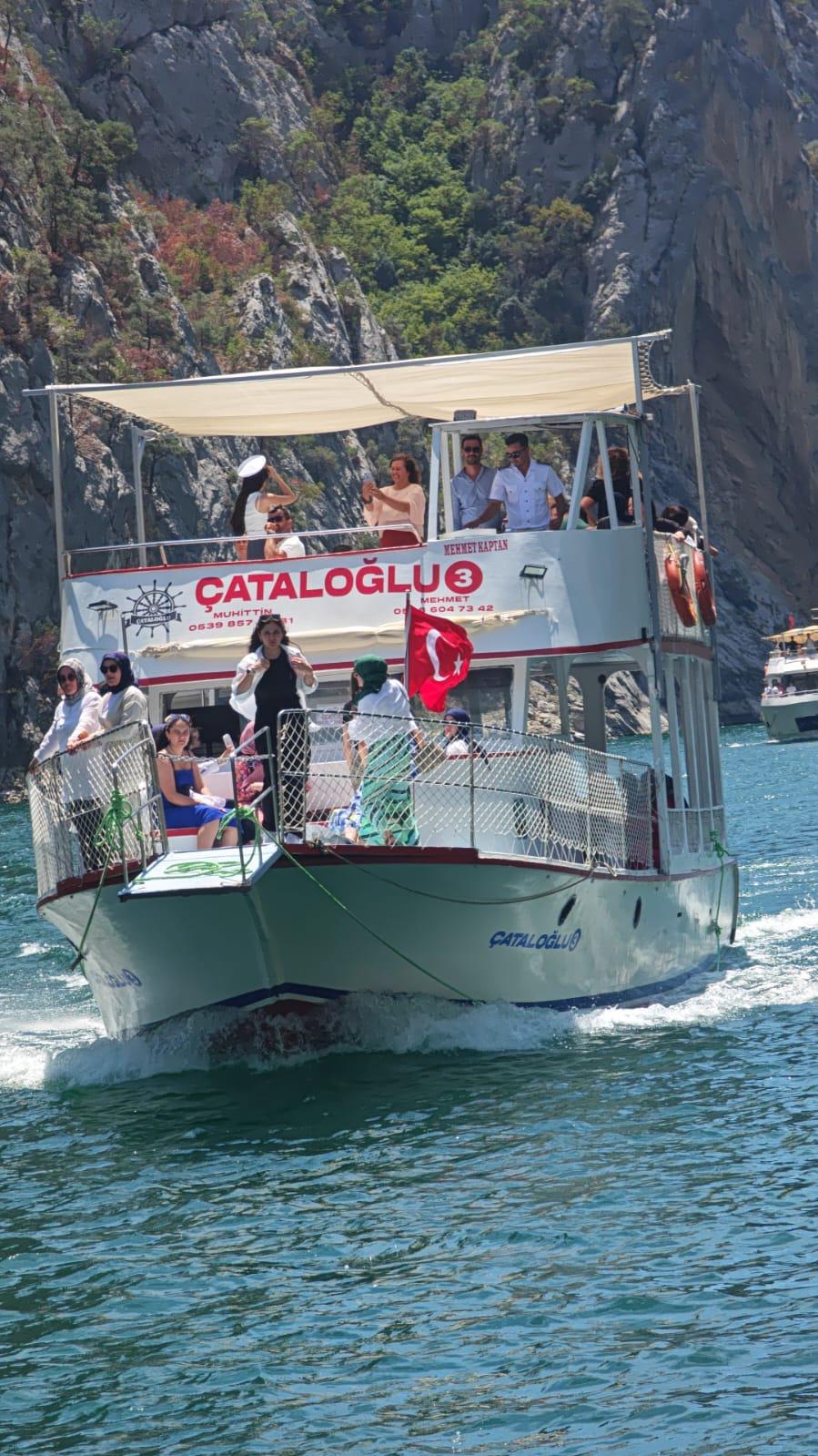 Şahinkaya Kanyonu'nun turkuaz suları ve sarp kayalıkları